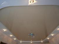 Глянцевый натяжной потолок двухуровневый, бело-бежевый со светильниками