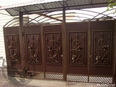 Ворота распашные металлические, коричневые, кованый цветочный узор