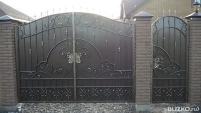 Ворота распашные металлические, кованый цветочный орнамент