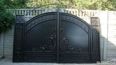 Ворота распашные металлические, полукруглые, кованый орнамент