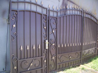 Ворота Свеча-4, с калиткой, распашные металлические, цвет красно-коричневый