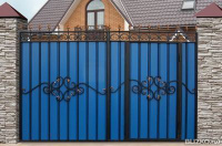 Ворота распашные металлические, цвет синий, с элементами ковки