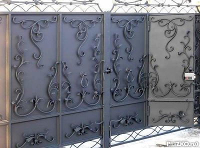 Ворота распашные металлические, с кованым узором