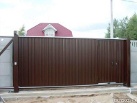 Ворота откатные, с калиткой из профнастила, цвет коричневый