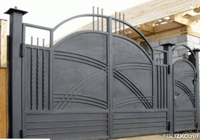 Ворота распашные, цвeт серо-коричневый, металлические, с элементами ковки