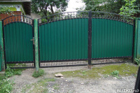 Ворота распашные, с калиткой, классические, цвeт темно-зеленый