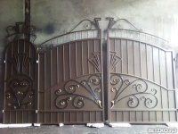 Ворота с калиткой, металлические, распашные верх полукруглый элементы ковки