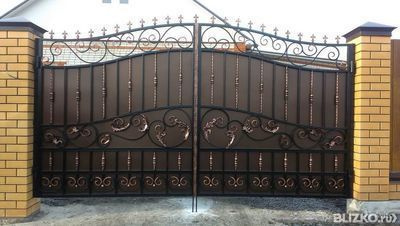 Ворота металлические, распашные, верх ажурный, орнамент листья