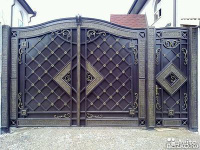 Ворота с калиткой, металлические, распашные, черные с золотом, рисунок шахм
