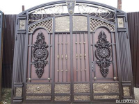 Ворота металлические, распашные, цвет венге, по бокам 2 щита