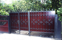 Ворота с калиткой металлические распашные красно-серые ажурные непрозрачные