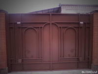 Ворота с калиткой металлические распашные в восточном стиле