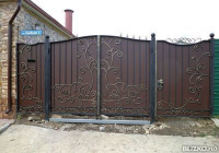 Ворота с калиткой, металлические распашные, коричневые, кованый узор