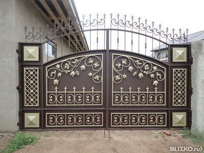 Ворота металлические распашные, коричневые, золотой кованый узор в  Ессентуках. Цена товара от 148 000 ₽, под заказ - BLIZKO