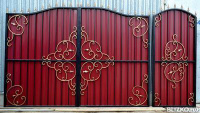 Ворота с калиткой, металлические распашные, красные, золотой кованый узор