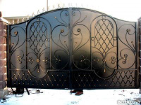 Ворота с калиткой, металлические, распашные, черный кованый орнамент