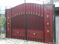 Ворота металлические, распашные, цвет красный, отделка черный кованый узор