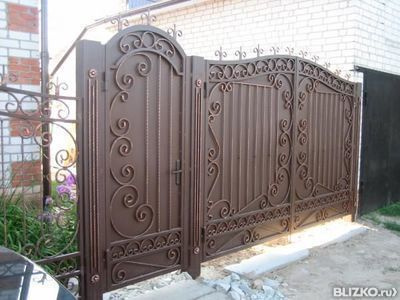 Ворота распашные металлические, непрозрачные, ажурный кованый орнамент