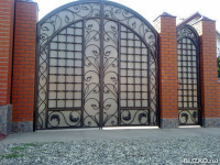 Ворота распашные металлические, светло-серые, черный кованый орнамент