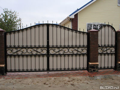 Ворота с калиткой, металлические, распашные, светло-серые, черный орнамент