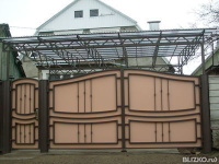 Ворота с калиткой металлические, распашные, светло-коричневые, кованый узор