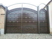 Ворота металлические распашные, цвет шоколад, отделка - квадраты, орнамент
