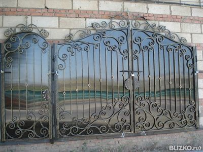 Ворота с калиткой металлические распашные ажурные непрозрачные, с рисунком