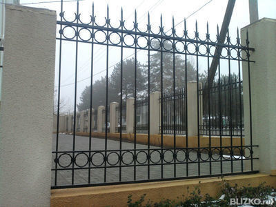 Забор металлический, прямой, с пиками, прозрачный, кованый узор