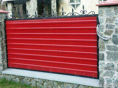 Забор из металлопрофиля, красный, отделка - кованый черный узор