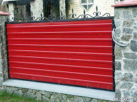 Забор из металлопрофиля, красный, отделка - кованый черный узор