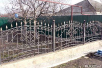 Забор металлический, прозрачный, с пиками, ажурный орнамент