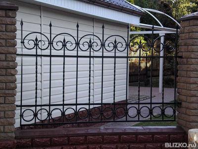 Забор кирпичный, комбинированный, с коваными элементами, черный