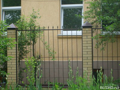 Забор комбинированный, кирпич+металл, желто-чёрный, прозрачный