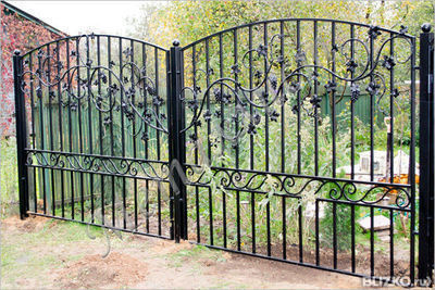 Забор металлический, черный, отделка - кованый узор из листьев
