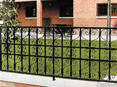 Забор металлический, черный, отделка - кованый ажурный узор