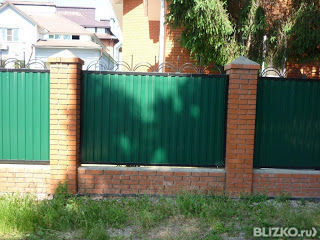 Забор из металлопрофиля, комбинированный, цвет зелёный