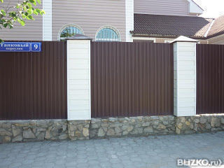 Забор комбинированный, металлопрофиль+кирпич, цвет коричневый/белый