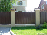 Забор комбинированный, металлопрофиль+кирпич, цвет темно-коричневый/желтый