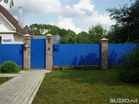 Забор комбинированный, металлопрофиль+кирпич, цвет синий