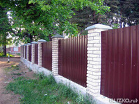 Забор комбинированный, металлопрофиль+кирпич, цвет темно-бордовый