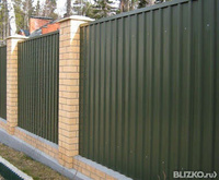Забор комбинированный, металлопрофиль+кирпич, цвет темно-зеленый