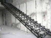 Лестница металличекская, черная, с кованым узором