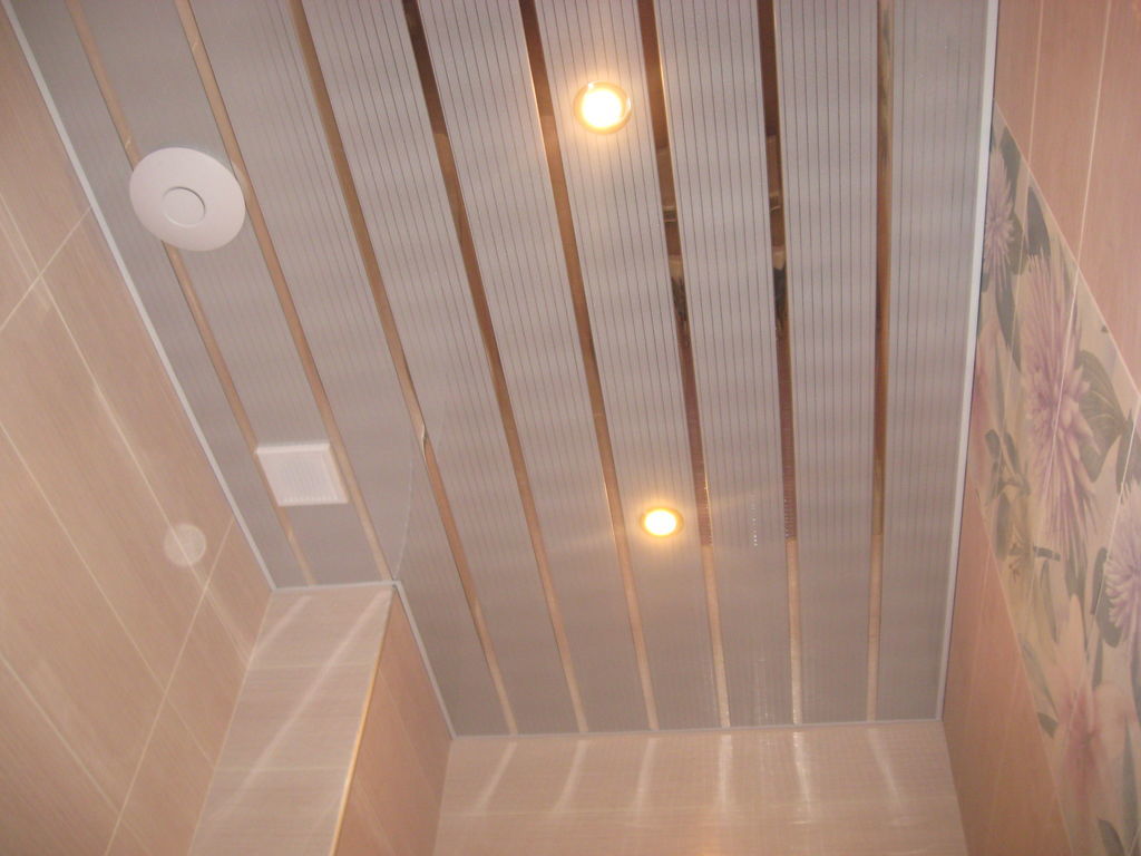 Потолок реечный в ванную фото