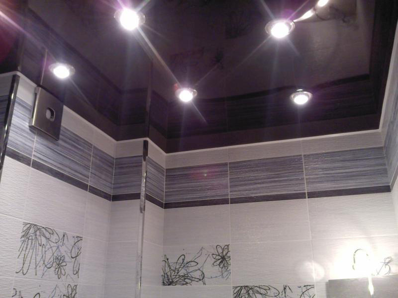Глянцевый натяжной потолок фото в ванной