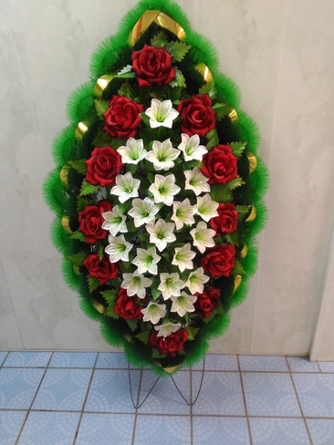 Венок ритуальный с лилией и бархатной розой 1,1 м